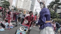 Kadisbudpar DKI Asiantoro DKI Jakarta berencana untuk melakukan penertiban mengingat, ondel-ondel sebagai ikon Jakarta tak patut disamakan dengan kegiatan mengemis dan bergelandang, yang dilarang oleh undang-undang.
