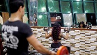Dina tak goyah oleh pandangan tersebut. Ia mulai latihan angkat beban dan menjalani diet ketat, bahkan mencari coach atau pelatih. Foto: REUTERS/Amr Abdallah Dalsh