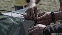 Warga bahu-membahu mendirikan tenda.