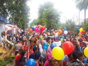 Siapkan Pemilu Damai, Polrestabes Surabaya Bagi Balon di Car Free Day
