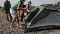Seorang anak bermain di tenda yang akan digunakan untuk merayakan malam pergantian tahun.