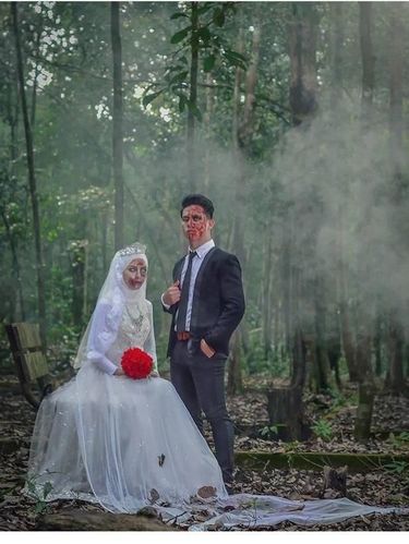 Jimy Aziz dan Tierah Kayy memilih tema zombie untuk foto pernikahan mereka.