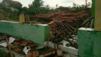 Angin puting beliung itu terjadi di Desa Panguragan Kulon, Panguragan, Cirebon, pukul 16.10 WIB sore tadi. Foto: dok. BPBD Cirebon