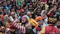 Sejumlah badut melakukan swafoto usai menghibur pengunjung car free day.