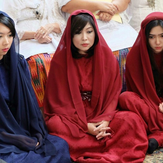 Adalah Luana Marpanda, sosok ibu yang membesarkan Isyana Sarasvati dan Rara Sekar. Ia berprofesi sebagai guru musik, hingga tak heran kedua anaknya tumbuh dengan prestasi membanggakan di bidang musik. (Foto: Instagram/@marpanda)