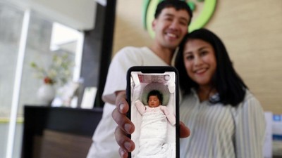 Wajah Bahagia Tarra Budiman dan Istri Dikaruniai Anak Pertama