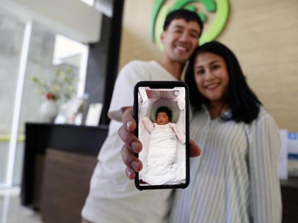 Wajah Bahagia Tarra Budiman dan Istri Dikaruniai Anak Pertama