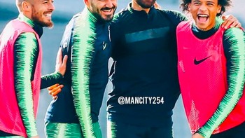 Penggawa Manchester City pun senang dengan kekalahan Spurs. Foto: Twitter