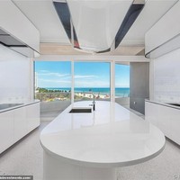 Dapur putih bersih yang nyaman untuk menyiapkan hidangan bagi keluarga tercinta sambil dimanja pemandangan pantai Miami. (Foto: Dok. Miami Condo Investments)