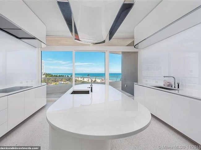 Dapur putih bersih yang nyaman untuk menyiapkan hidangan bagi keluarga tercinta sambil dimanja pemandangan pantai Miami. (Foto: Dok. Miami Condo Investments)