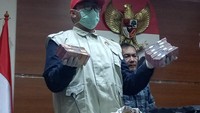 Mereka yang ditetapkan sebagai tersangka pemberi ialah BSU (Budi Suharto), Dirut PT WKE, LSU (Lily Sundarsih), Direktur PT WKE, IIR (Irene Irma), Direktur PT TSP dan YUL (Yuliana Enganita Dibyo), Direktur PT TSP. (Foto: Muhammad Fida/detikcom)