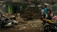 Bocah berusia 4 tahun (versi BPBD Cirebon berusia 3 tahun) meninggal dunia akibat tertimpa runtuhan bangunan. Foto: dok. BPBD Cirebon