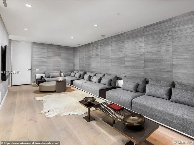 Terdapat bioskop pribadi dengan sofa yang memanjang dari ujung ke ujung ruangan. Cukup untuk menggelar acara nonton bareng bersama seantero klan Kardashian-Jenner. (Foto: Dok. Miami Condo Investments)