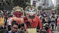Keberadaan pengamen ondel-ondel ini sempat disorot oleh Pemprov DKI Jakarta karena dianggap meresahkan. 