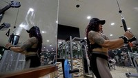 Dina tak goyah oleh pandangan tersebut. Ia mulai latihan angkat beban dan menjalani diet ketat, bahkan mencari coach atau pelatih. Foto: REUTERS/Amr Abdallah Dalsh
