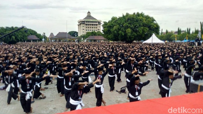Puluhan Ribu Pendekar PSHT Ponorogo Galang Dana Tsunami Banten dan Berdzikir