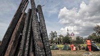 Kayu bakar juga telah disiapkan di lokasi.