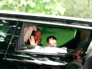 Tingkah Gemas Cucu Jokowi Saat Naik Mobil Alphard