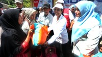 Menteri BUMN Rini Soemarno didampingi Bupati Pandeglang Irna Narulita dan Camat Sumur Khairudin menyerahkan bantuan CSR secara simbolis dari BUMN Hadir Untuk Negeri kepada warga korban bencana tsunami di Kantor Kecamatan Sumur, Pandeglang, Banten, Sabtu, (29/12/2018). Istimewa/BNI.