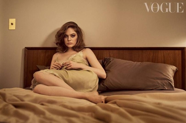 Di salah satu pemotretan, Emma berpose di atas ranjang dalam balutan gaun tipis berwarna nude. Rambut coklat bergelombangnya dibiarkan tergerai bebas sehingga mempertegas aura Emma yang seduktif. (Foto: Dok. Vogue Inggris)