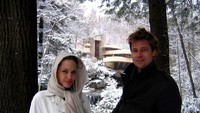 Angelina Jolie menghadiahkan sebuah air terjun seharga US$ 1.6 juta kepada Brad Pitt sebelum bercerai. Ia memberikan itu karena aktor tersebut sangat mengagumi rumah karya Frank Lloyd Wright yang bernama Fallingwater. Istimewa/Financesonline.