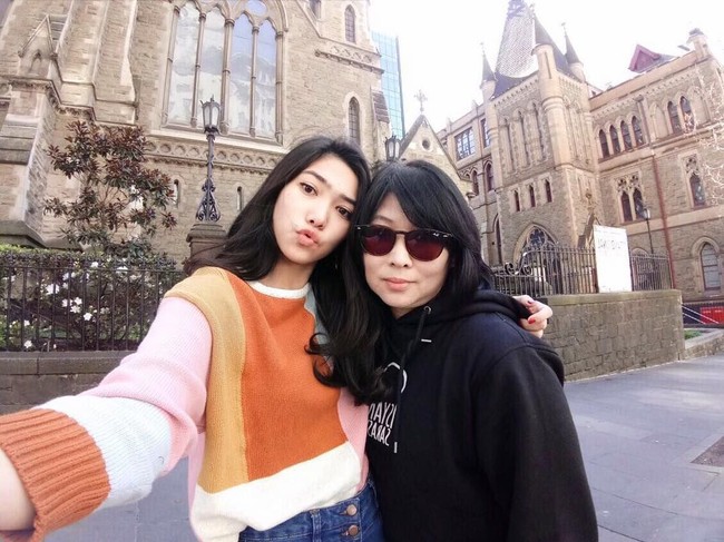 Rara dan Isyana tentu membawa unsur genetis dari orang tua tau leluhurnya yang kemudian dibantu ditumbuh-kembangkan oleh lingkungan yang kami bentuk, termasuk karena saya guru musik tentu menjadi salah satu faktor pembentuk yang signifikan,” tulis Luana Marpanda di postingan Instagram-nya, Minggu (30/12/2018). (Foto: Instagram/@marpanda)