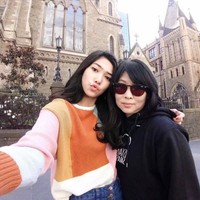 Rara dan Isyana tentu membawa unsur genetis dari orang tua tau leluhurnya yang kemudian dibantu ditumbuh-kembangkan oleh lingkungan yang kami bentuk, termasuk karena saya guru musik tentu menjadi salah satu faktor pembentuk yang signifikan,” tulis Luana Marpanda di postingan Instagram-nya, Minggu (30/12/2018). (Foto: Instagram/@marpanda)