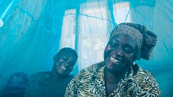 Gates juga memepertunjukkan beberapa temuan penting dan sederhana dalam misi kemanusiaannya. Misalnya kelambu tahan lama ini untuk mencegah Malaria di Afrika. Foto: Instagram