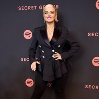 Bebe Rexha pun menyampaikan pesan menohok pada si atlet football melalui Instagram Story. Kamu adalah pria menikah dan punya tiga anak. Jadilah contoh yang baik dan lakukan saja olahragamu, tinggalkan aku sendiri. Jangan kirim pesan dan menyapaku hey friend, khususnya jika kamu pria menikah. Maaf, gombalan itu tidak akan menerbangkanku, demikian kata Rexha. (Foto: Getty Images)