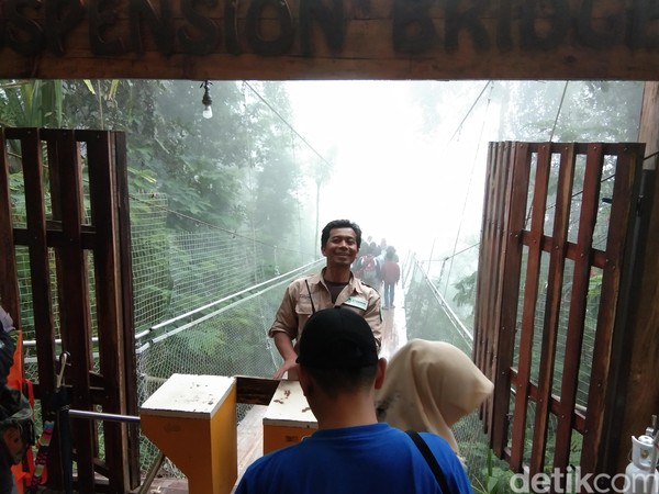 Patuhi juga petunjuk dari petugas ya. Dengarkan dan patuhi setiap instruksinya. Jadiah traveler yang bertanggung jawab dan menjaga kepentingan bersama. (Idris/detikTravel) Patuhi juga petunjuk dari petugas ya. Dengarkan dan patuhi setiap instruksinya. Jadiah traveler yang bertanggung jawab dan menjaga kepentingan bersama. (Idris/detikTravel)