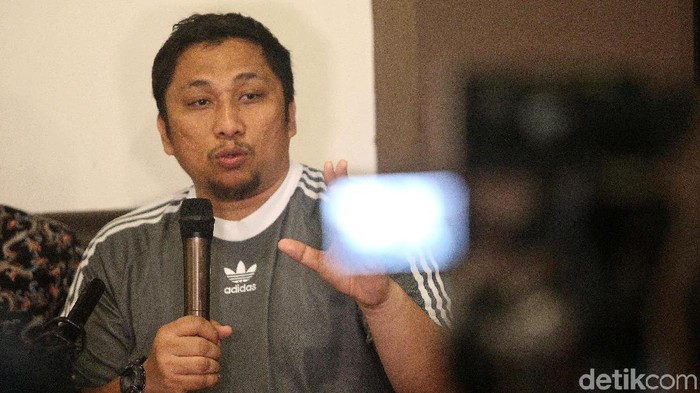 Para pembicara memaparkan pendapatnya dalam diskusi Pemilu 2019 Terancam, KPU Dikriminalisasi di Jakarta, Minggu (30/12/2018). Diskusi dilatari oleh pelaporan 2 (dua) komisioner KPU ke kepolisian terkait pencoretan nama Oesman Sapta Odang (OSO) dari daftar calon tetap (DCT) Pemilu DPD.  Hadir dalam diskusi tersebut antara lain PUSaKO FH Univ. Andalas Feri Amsari (kanan), peneliti Kode Inisiatuf Veri Junaidi dan peneliti Formappi Lucius Karus.