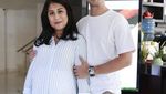 Wajah Bahagia Tarra Budiman dan Istri Dikaruniai Anak Pertama