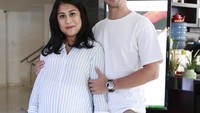 Tarra dan Gya menggelar jumpa pers kelahiran anak pertamanya di RS Bunda Menteng, Jakarta Pusat, Minggu (30/12/2019). Foto: Desi Puspasari