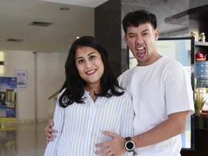 Prediksi Meleset, Istri Tarra Budiman Jalani Persalinan Caesar