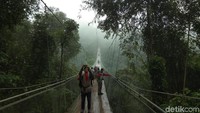 Harga tiket masuk ke spot ini dipatok sebesar Rp 50.000. Tiket tersebut sudah termasuk biaya masuk ke Curug Sawer, serta minuman dan camilan welcome drink yang tersedia di paviliun sebelum memasuki pintu masuk jembatan. (Idris/detikTravel)  