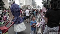 Kini ondel-ondel sering dijumpai di jalanan Ibu Kota. Kesenian khas Betawi itu digunakan untuk mengamen.