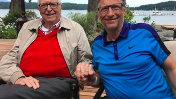 Di salah satu foto, Gates membagikan keakrabannya dengan sang ayah, Bill Gates senior. Foto: Instagram