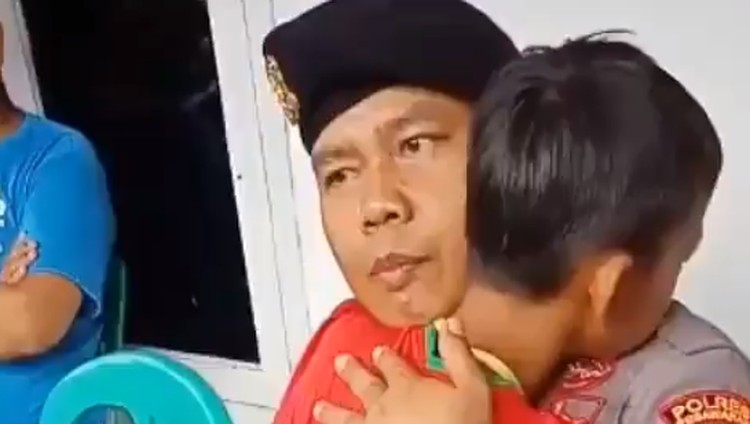 Momen Haru, Polisi Beri Pelukan Hangat Anak Korban Tsunami 