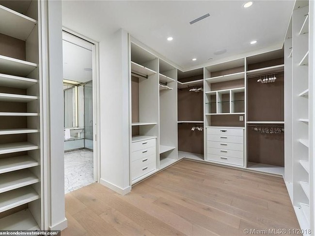 Apartemen mewah ini juga dilengkapi walking closet yang sangat luas untuk menampung semua koleksi fashion Kim dan Kanye. (Foto: Dok. Miami Condo Investments)