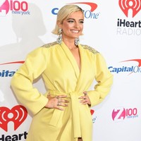 Sejak kemunculannya di industri musik, Bebe Rexha setia dengan gaya rambut lurus dan rambut pirang platinum. Wanita berdarah Albania ini juga kerap tampil dengan gaun seksi. (Foto: Getty Images)
