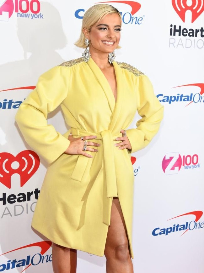 Sejak kemunculannya di industri musik, Bebe Rexha setia dengan gaya rambut lurus dan rambut pirang platinum. Wanita berdarah Albania ini juga kerap tampil dengan gaun seksi. (Foto: Getty Images)