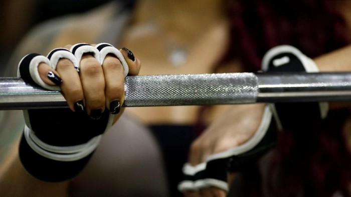 Dina Abdel-Maksoud, a 21-year-old Egyptian bodybuilder champion, trains at a gym in Port Said city, northeast of Cairo, Egypt November 27, 2018. Picture taken November 27, 2018. REUTERS/Amr Abdallah Dalsh