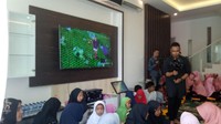 Di ruang santai terdapat TV plasma besar lengkap dengan peralatan karaoke. Foto: Desi Puspasari