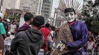 Pengamen ondel-ondel turut meramaikan acara car free day di kawasan Bundaran HI, Jakarta, Pusat, Minggu (30/12/2018).