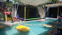 Lantai satunya pun juga ada kolam renang. Foto: Desi Puspasari