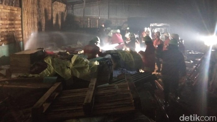 Gudang Kertas di Jambangan Terbakar, Satu Mobil Boks Dilalap Api