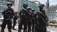 Para personel Brimob mengikuti apel dengan membawa senjata lengkap.
