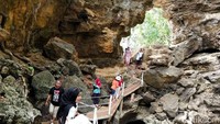 Saat liburan akhir tahun, banyak traveler yang liburan ke sini bersama keluarga mereka. Rata-rata mereka terkesan dengan keeksotisan pantai ini. (Muslimin Abbas/detikTravel) 