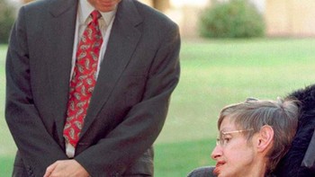 Meninggalnya fisikawan Stephen Hawking juga membuat Gates berduka dan memajang potret kenangan ini. Foto: Instagram