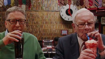 Gates bersahabat dengan triliuner Warren Buffet. Ini salah satu momen kebersamaan mereka minum bersama. Foto: Instagram